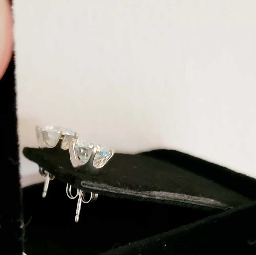 New 4ct Beautiful Moissanite Diamonds Stud Earrings - Picture 5 of 6